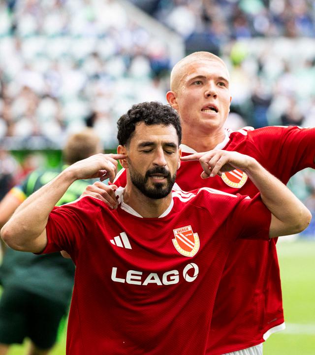 Tolcay Cigerci (l, Energie Cottbus) jubelt nach seinem Tor zum 3:3 mit seinem Mitspieler Dmytro Bohdanow am 05.09.2026 in Wolfsburg. 