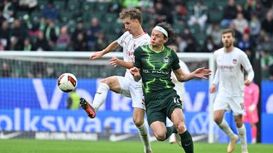 Fabian Reese (r, VfL Wolfsburg) kämpft mit Jan Schöppner (l, 1. FC Heidenheim) um den Ball am 17.10.2026 in Wolfsburg.
