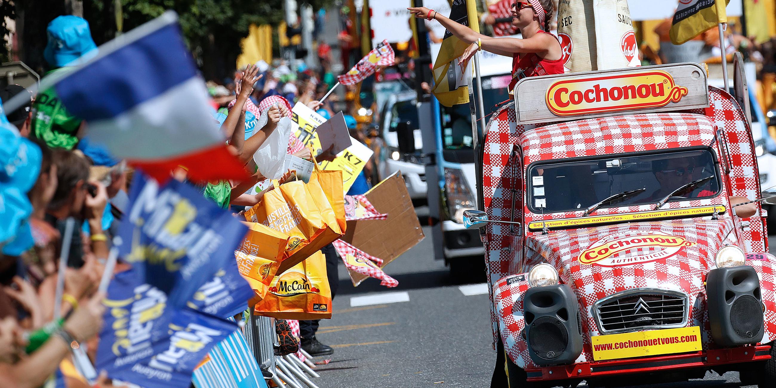 Archiv: Ein 2 CV bei einer Parade anlässlich der Tour de France, aufgenommen am 22.07.2018 in Carcasonne, Frankreich