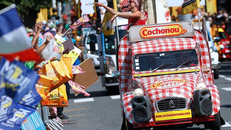 Archiv: Ein 2 CV bei einer Parade anlässlich der Tour de France, aufgenommen am 22.07.2018 in Carcasonne, Frankreich