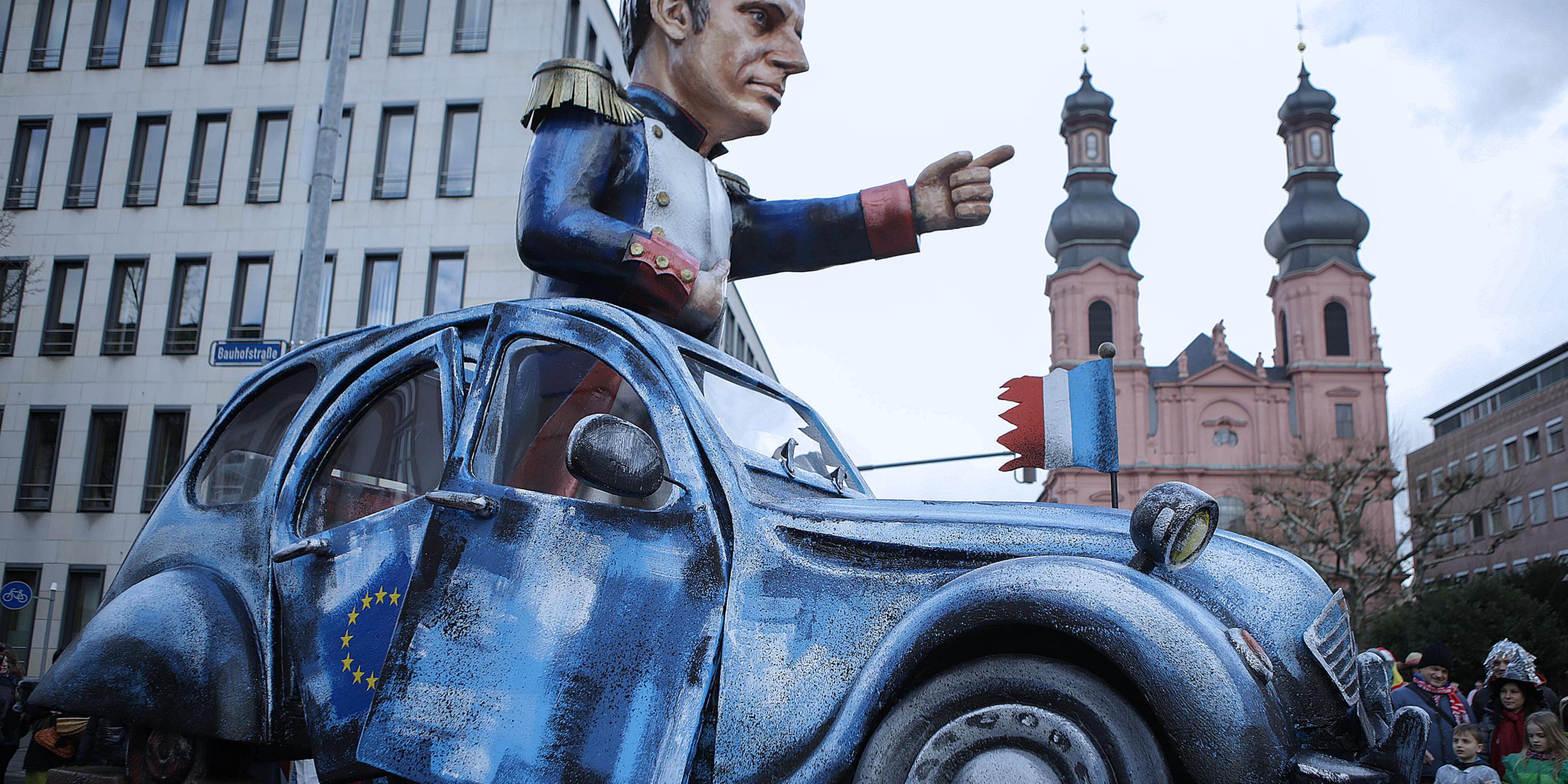 Archiv: Emanuel Macron durfte 2018 in seiner „Döschwo“ beim Rosenmontagszug in Mainz als Motivwagen mitfahren, aufgenommen am 12.02.2018 in Mainz