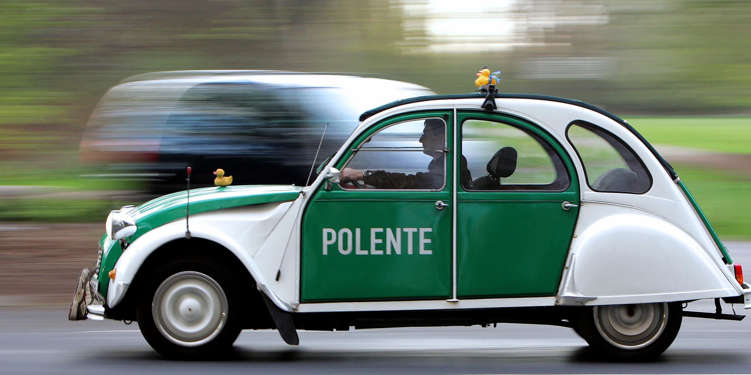 Archiv: Johannes Wittig fährt mit seiner "Polente" durch Köln, aufgenommen am  07.04.2005