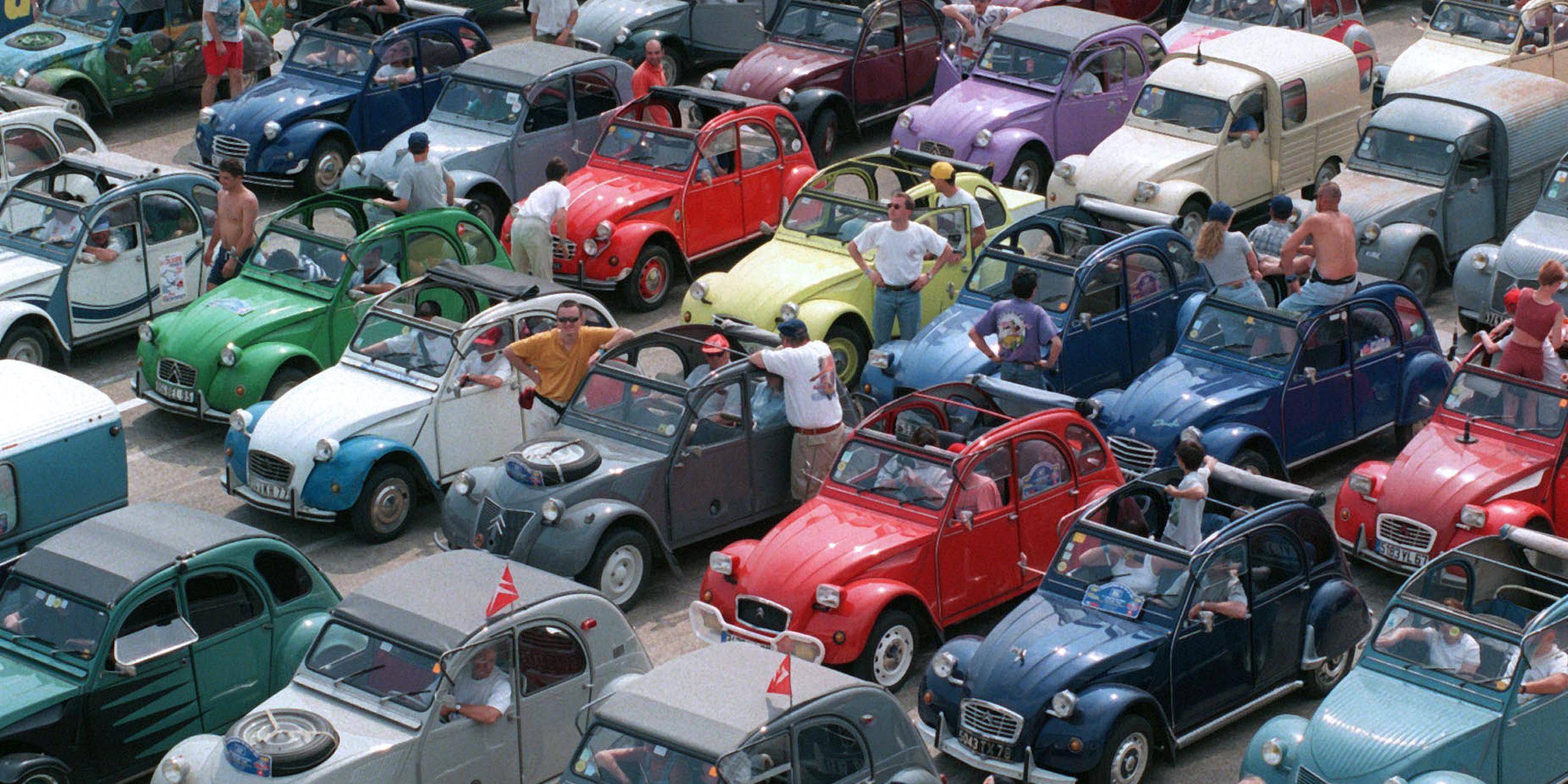 Archiv: Ein Ausschnitt der 2000 2 CV, die sich am 21.5.1998 auf der Linas Monthlery Rennbahn bei Paris trafen