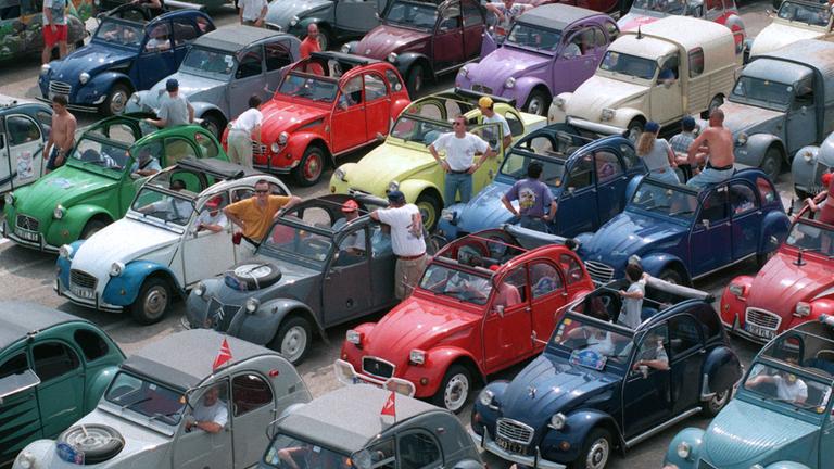 Archiv: Ein Ausschnitt der 2000 2 CV, die sich am 21.5.1998 auf der Linas Monthlery Rennbahn bei Paris trafen