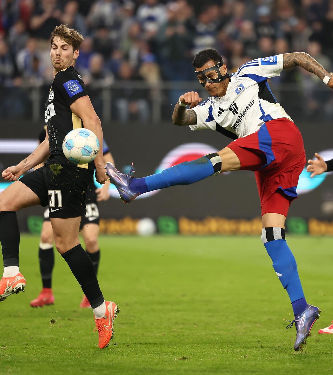 Elversberger Maximilian Rohr, Hamburgs Davie Selke, Elversberger Lukas Pinckert beim Zweitligaspiel 