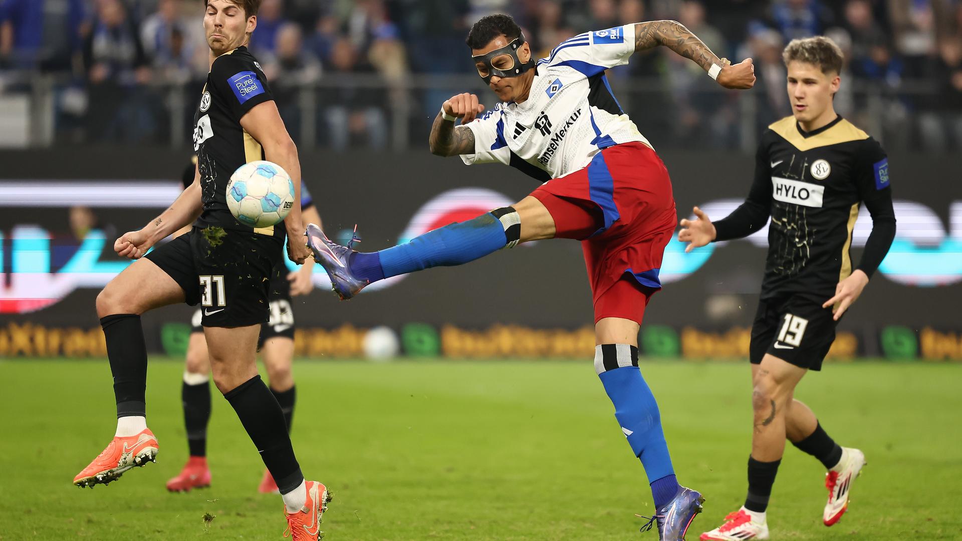 Elversberger Maximilian Rohr, Hamburgs Davie Selke, Elversberger Lukas Pinckert beim Zweitligaspiel 