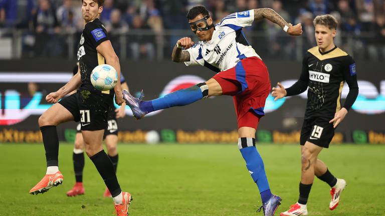 Elversberger Maximilian Rohr, Hamburgs Davie Selke, Elversberger Lukas Pinckert beim Zweitligaspiel 