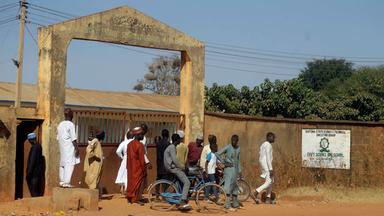 Nigeria, 15.12.2020: Die Eltern der verschleppten Kinder stehen vor der Schule und warten auf Neuigkeiten