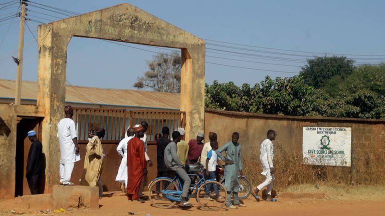 Nigeria, 15.12.2020: Die Eltern der verschleppten Kinder stehen vor der Schule und warten auf Neuigkeiten