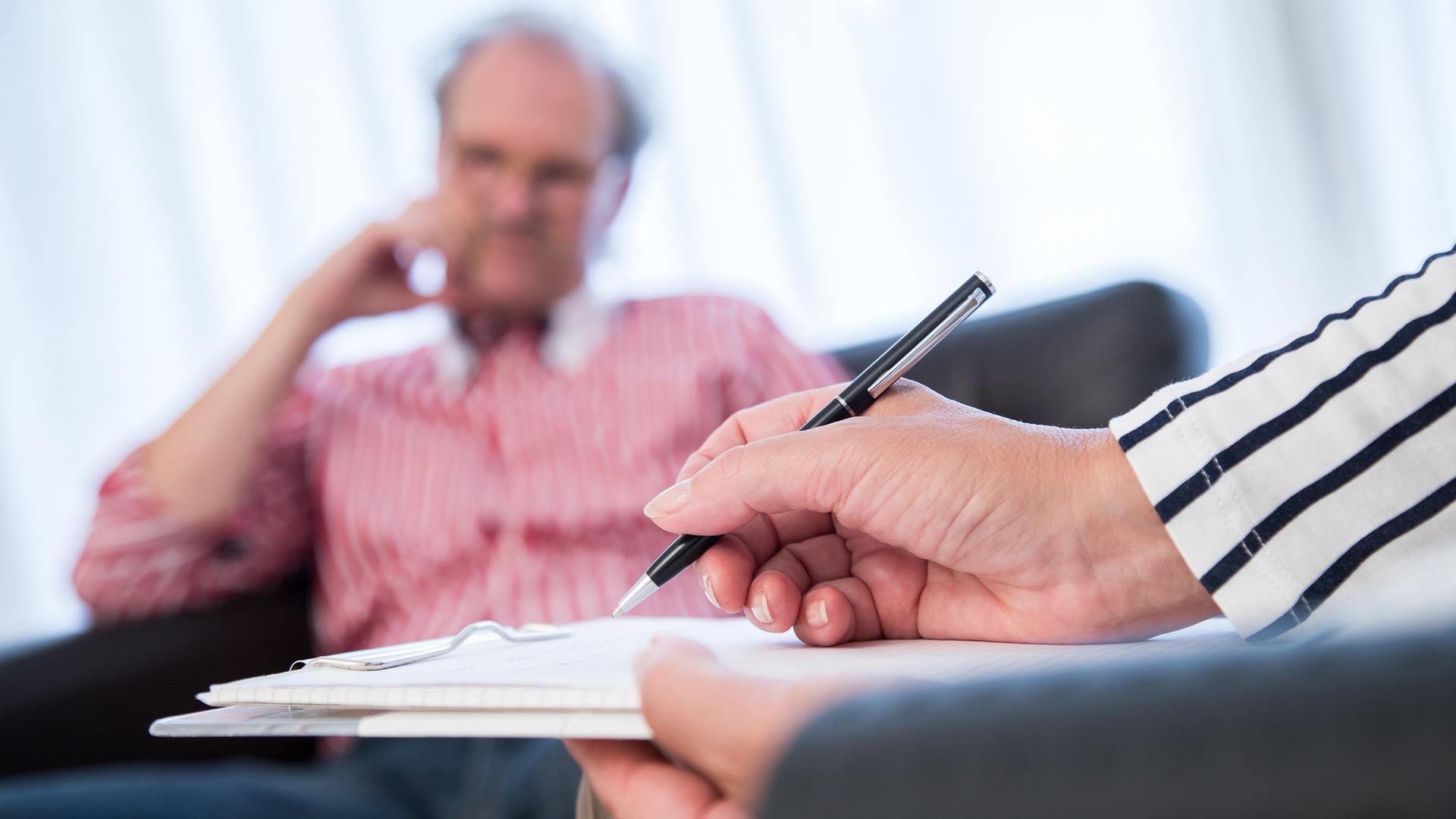 mann waehrend einer psychotherapeutischen sitzung