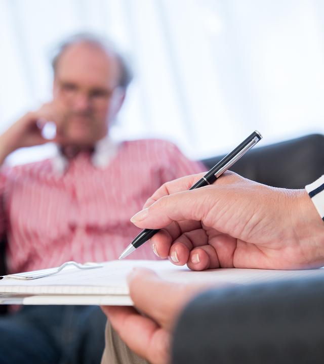 mann waehrend einer psychotherapeutischen sitzung