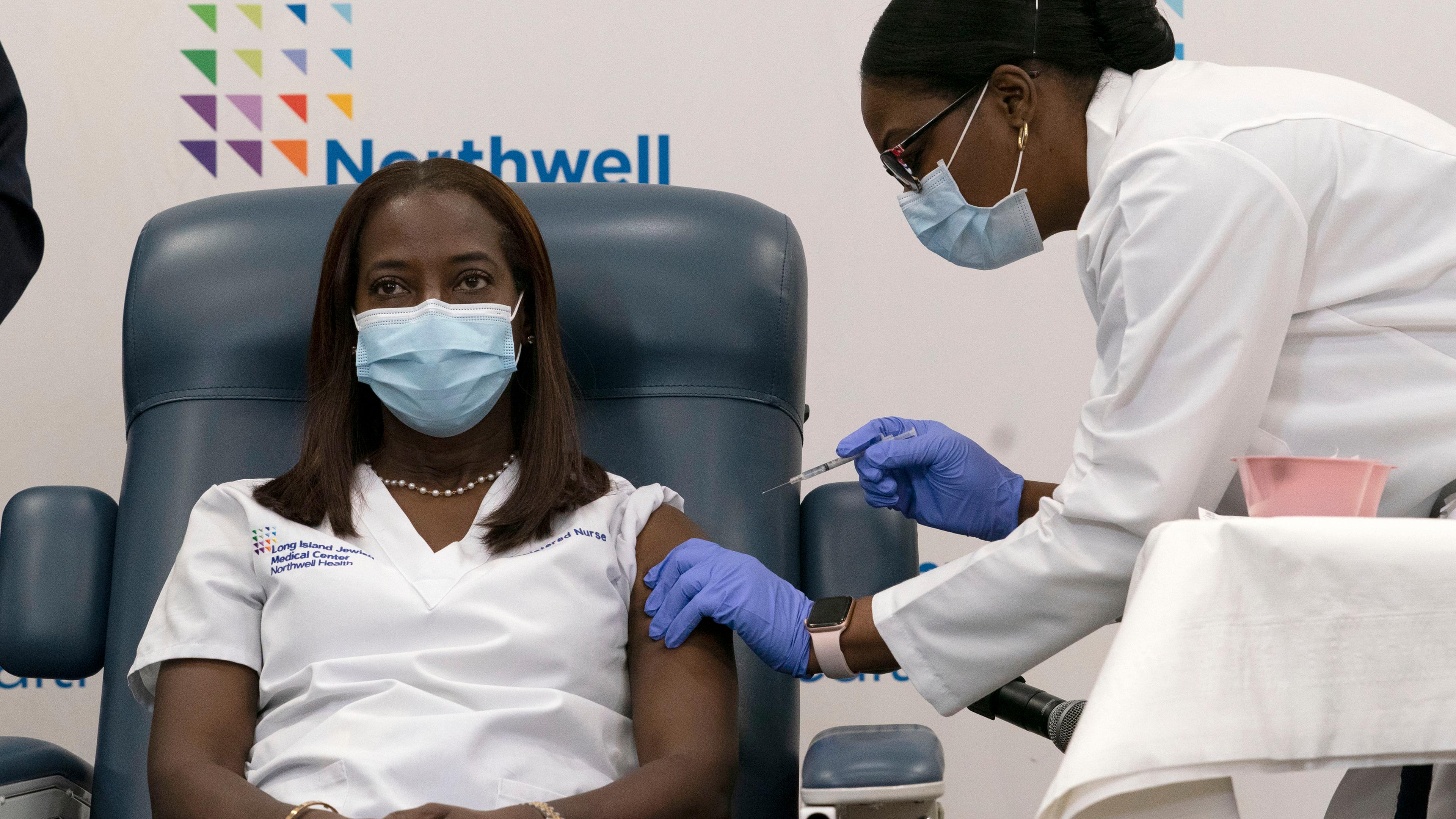 14.12.2020, New York: Eine Krankenschwester wird als Erste in den USA mit dem Corona-Impfstoff geimpft