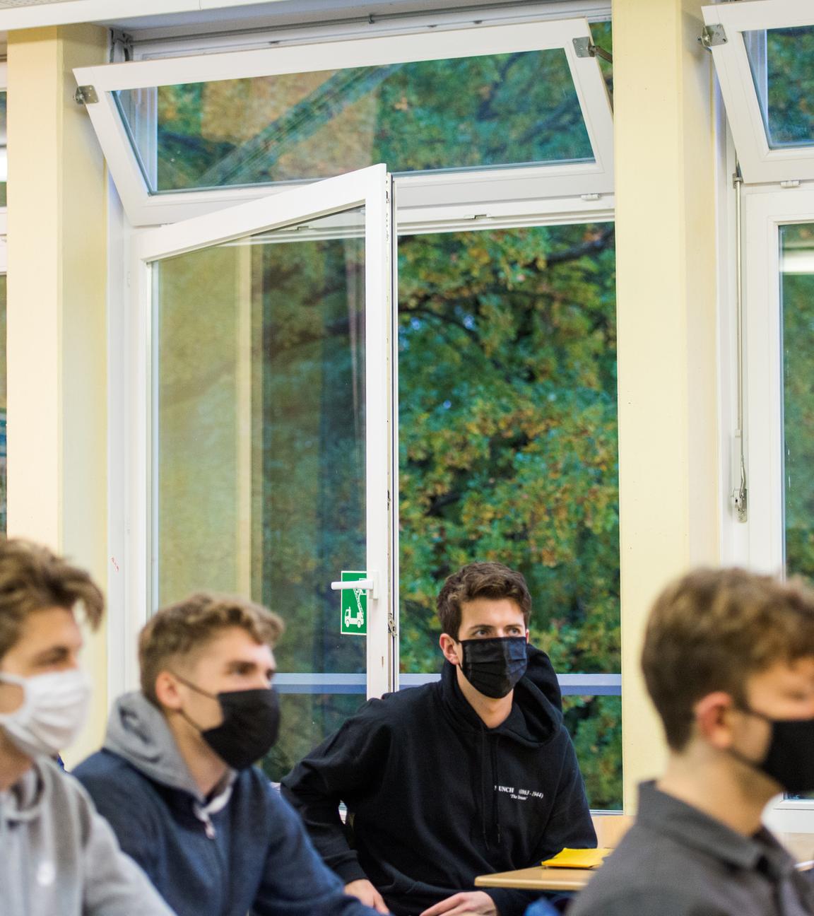 Hamburg: Schüler einer 13.Klasse der Oberstufe der Stadtteilschule Niendorf sitzen mit Masken (Mund-Nasen-Bedeckungen) im Deutsch-Unterricht vor einem geöffneten Fenster. Nach zwei Wochen Herbstferien hat an Hamburgs Schulen wieder der Unterricht begonnen. Für Berufsschüler und die Schüler an den Oberstufen der allgemeinbildenden Schulen gelten verschärfte Corona-Bedingungen.