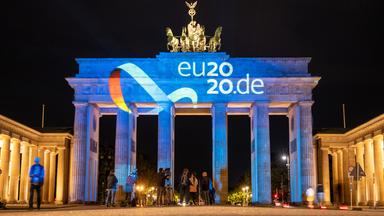 Zur deutschen EU-Ratspräsidentschaft 2020 wird das Logo auf das Brandenburger Tor projiziert, Berlin, 01.07.2020