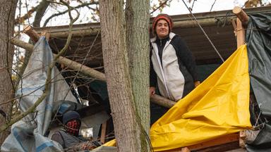 12.11.2020, Niderklein: Umweltaktivistin Carola Rackete auf einem Baumhaus im Dannenröder Forst