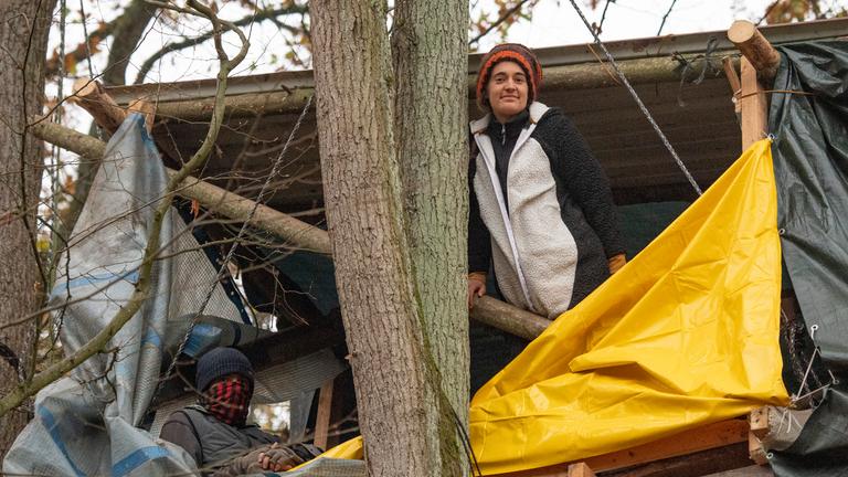 12.11.2020, Niderklein: Umweltaktivistin Carola Rackete auf einem Baumhaus im Dannenröder Forst