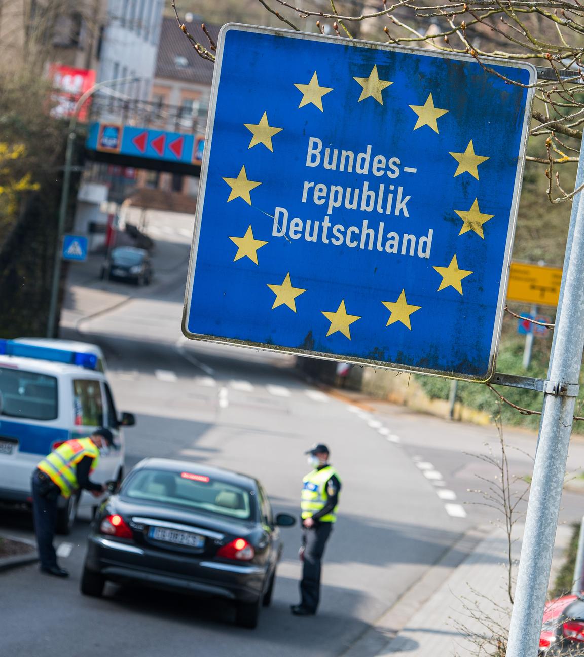 ARCHIV - 20.03.2020, Saarland, Großrosseln: Beamte der Bundespolizei kontrollieren am 20. März ein französisches Fahrzeug, das von Petite-Rosselle (Frankreich) nach Grossrosseln im Saarland fahren will.
