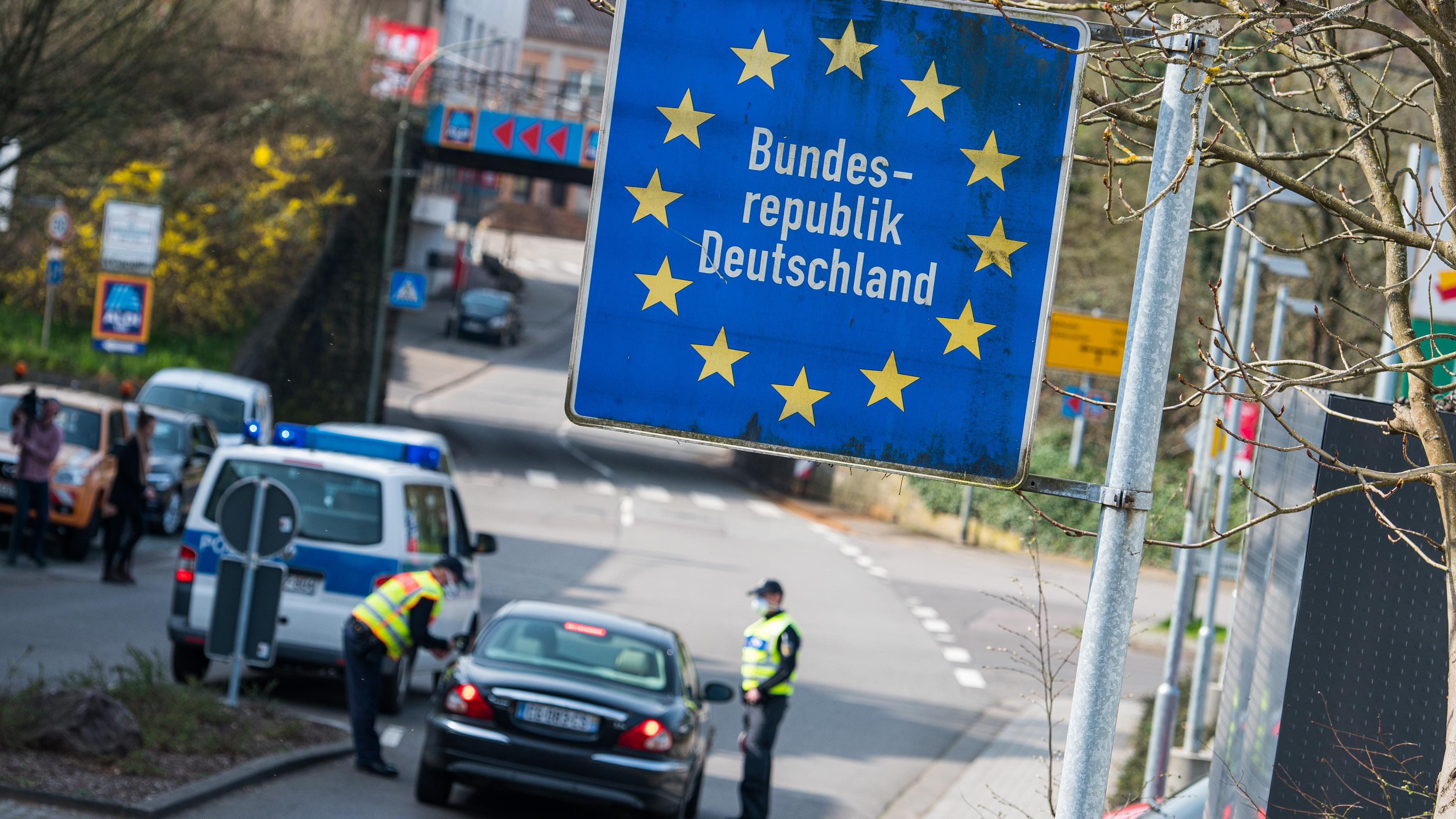 ARCHIV - 20.03.2020, Saarland, Großrosseln: Beamte der Bundespolizei kontrollieren am 20. März ein französisches Fahrzeug, das von Petite-Rosselle (Frankreich) nach Grossrosseln im Saarland fahren will.