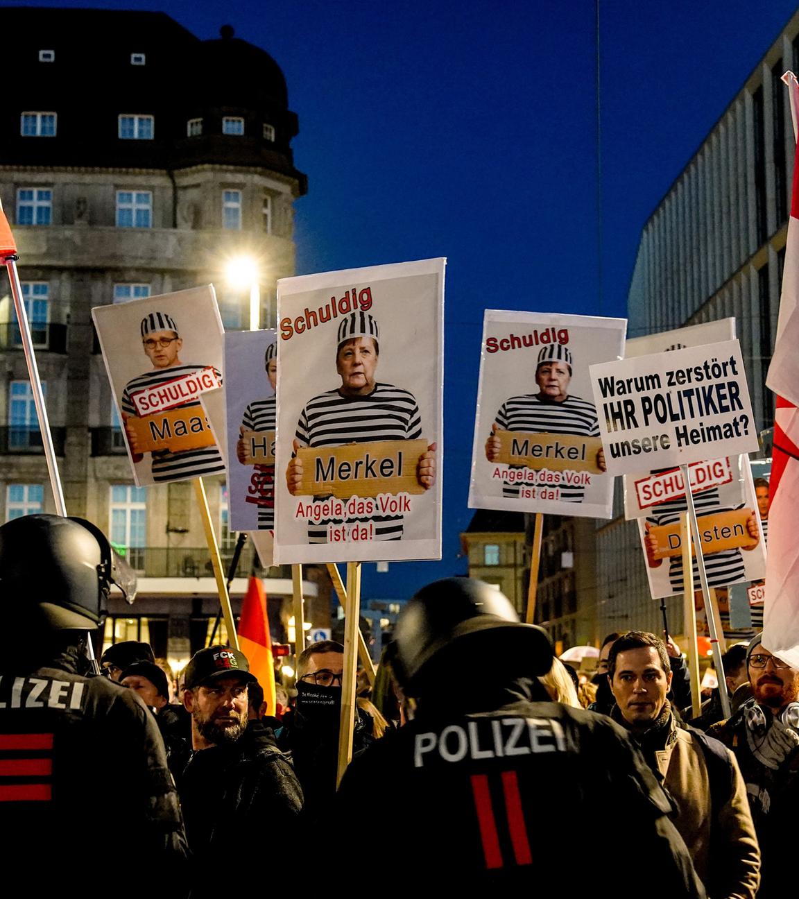 Demonstranten stehen Poklizisten mit Schildern am 07.11.20 in Leipzig gegenüber.