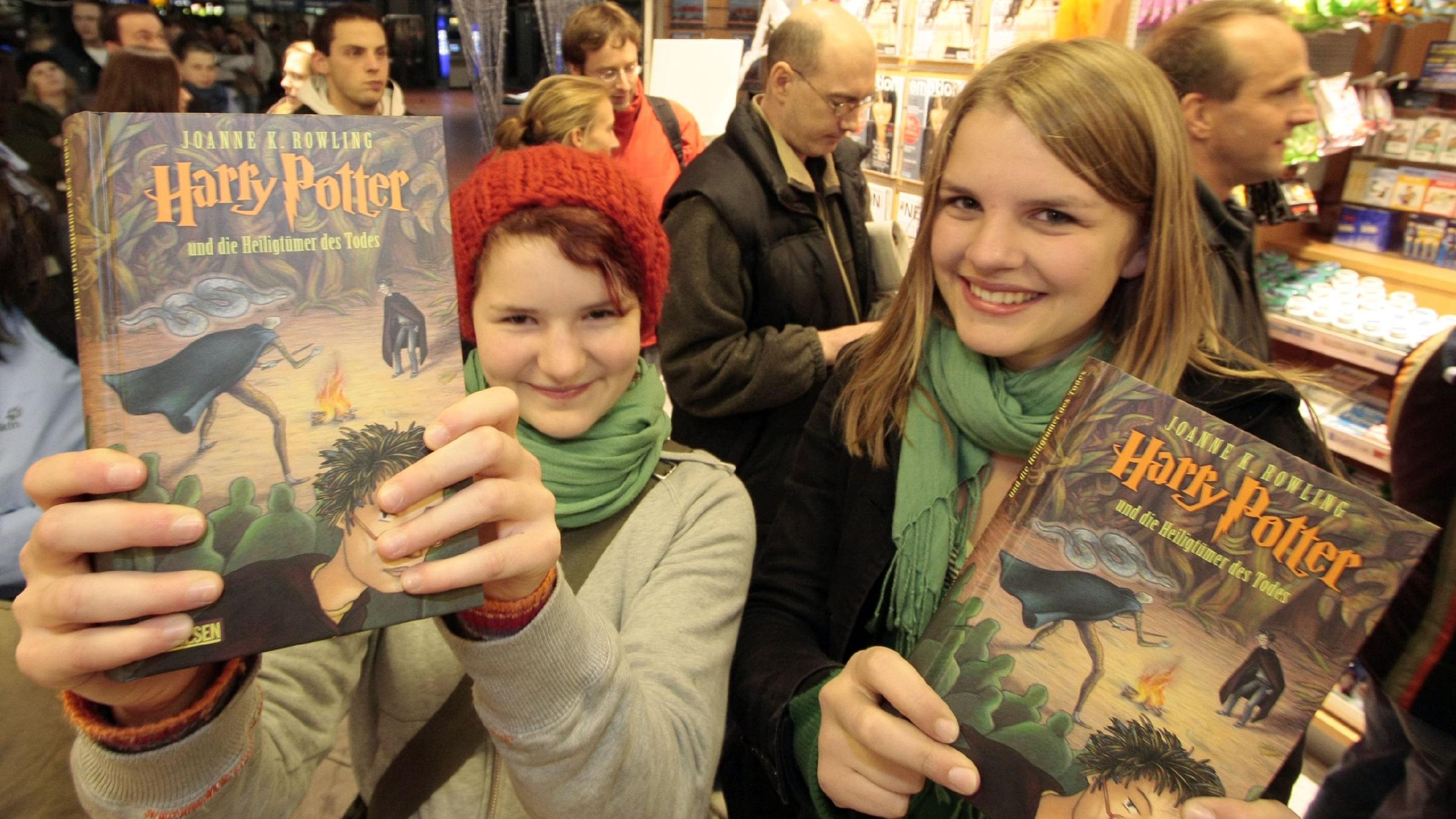 Zwei Mädchen mit letztem Band von Harry Potter