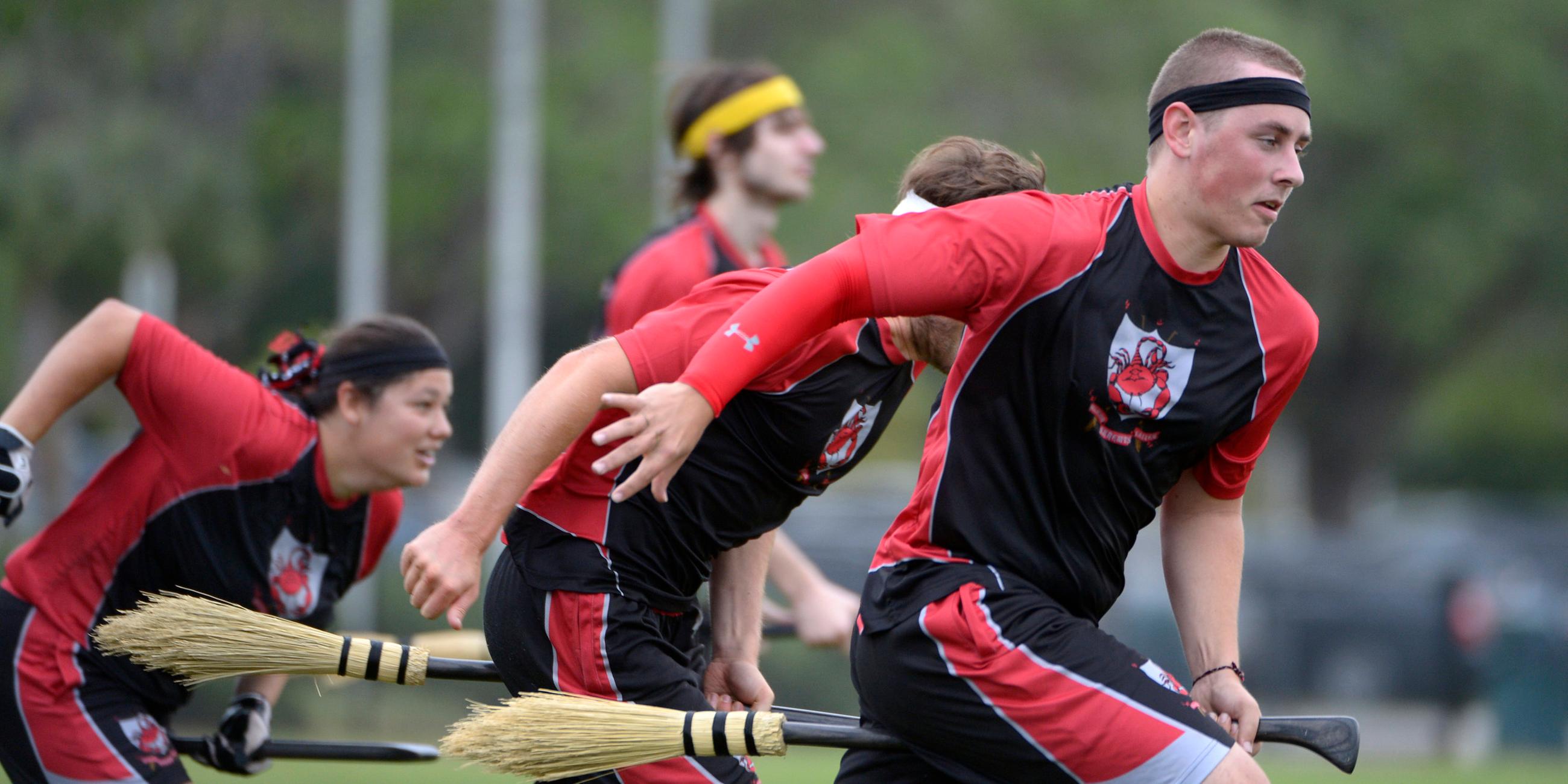 Spieler beim Harry Potter-Sport Quidditch auf nicht-fliegenden Besen