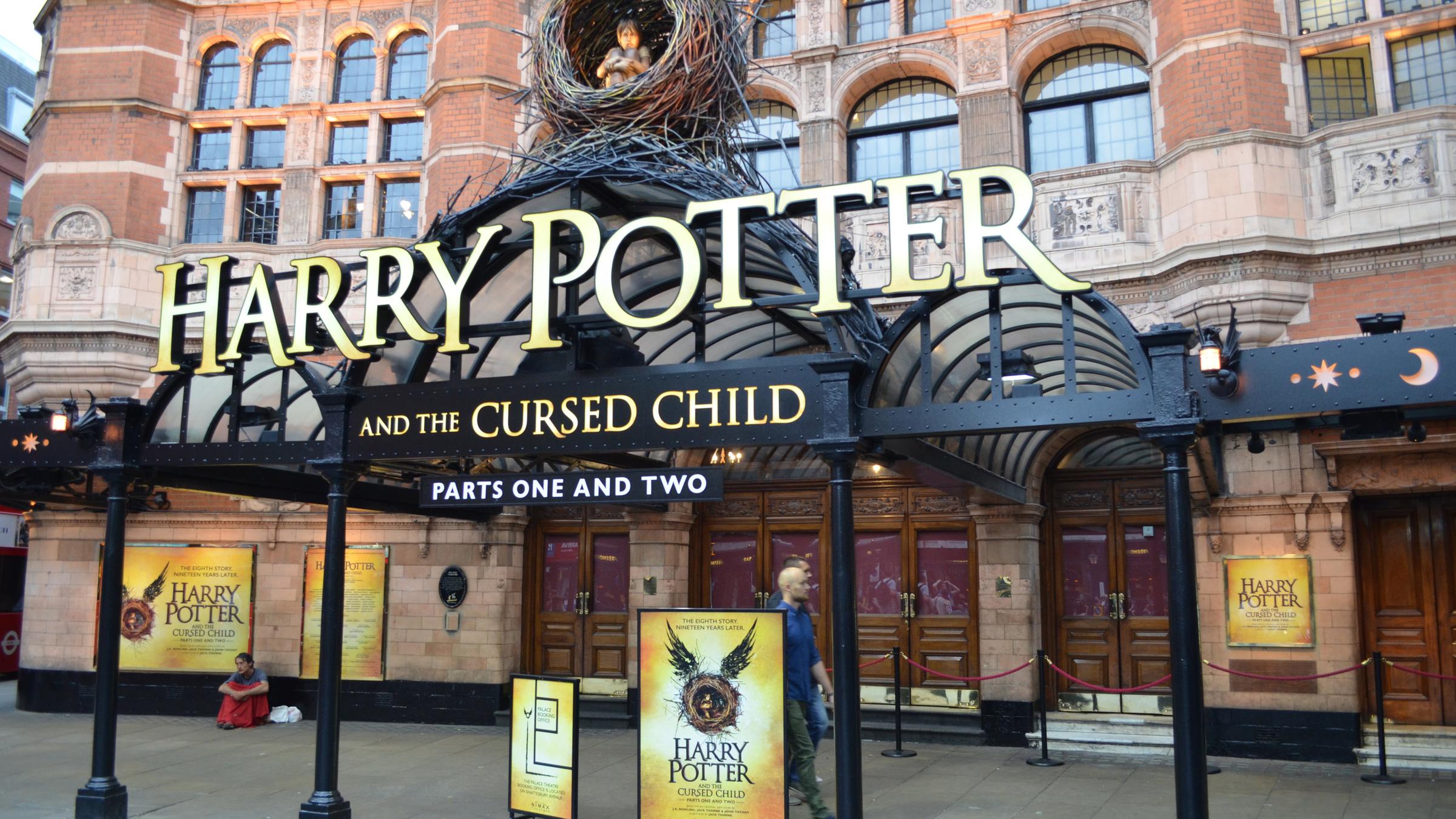 Das Palace Theatre bewirbt "Harry Potter und das verwunschene Kind"