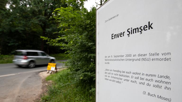 am tatort aufgestellte gedenktafel fuer den vom nsu getoeteten enver simsek