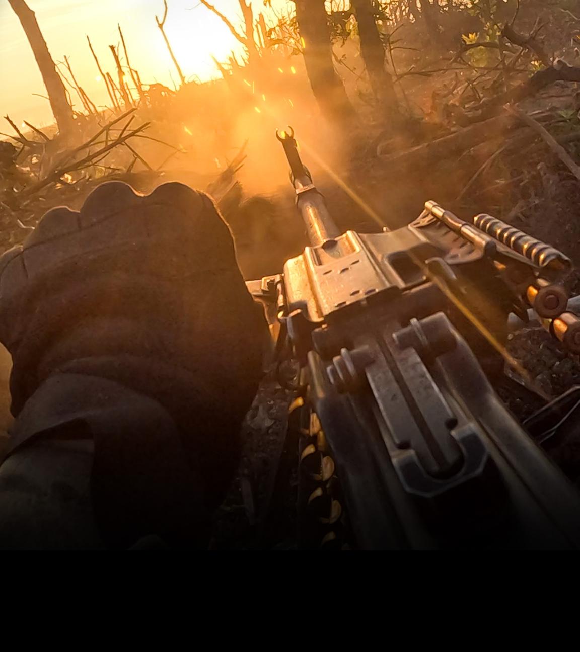 Kriegsgeschehen aus der Perspektive eines Soldaten im Waldgebiet