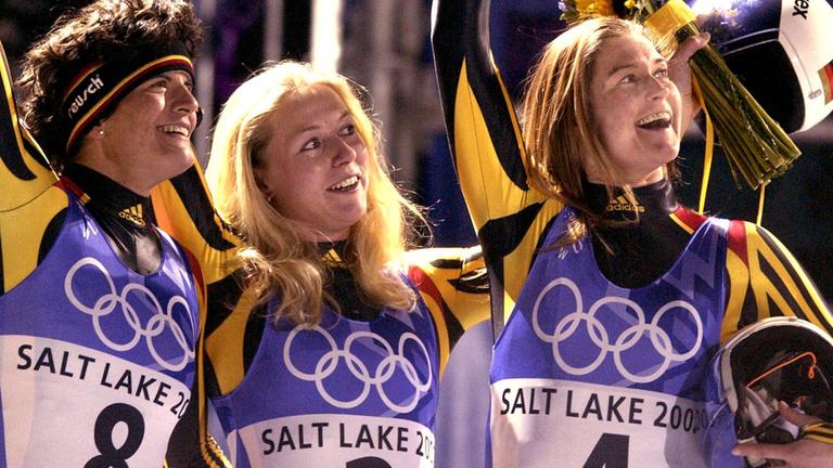 Die deutschen Rennrodlerinnen Silke Kraushaar, Sylke Otto und Barbara Niedernhuber bei der Siegerehrung der Olympischen Winterspiele 2002