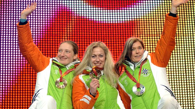 Die deutschen Rennrodlerinnen Sylke Otto, Silke Kraushaar und Tatjana Hüfner präsentieren nach dem Dreifachsieg ihre Medaillen bei den Olympischen Winterspielen 2006 in Turin