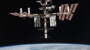 Blick auf die ISS, die Erde am unteren Bildrand