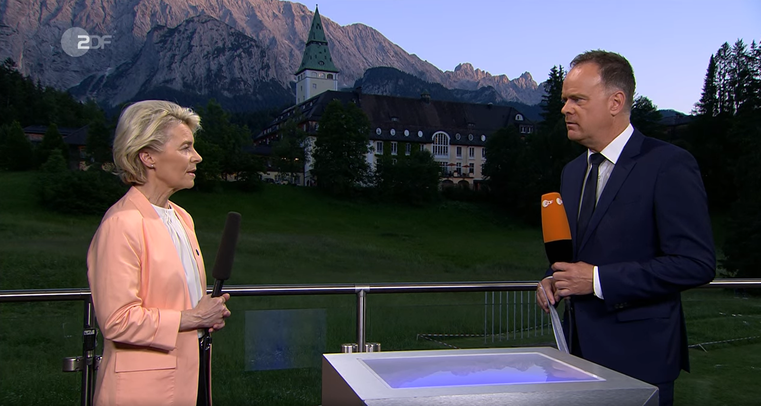 26.06.2022, Elmau: Ursula von der Leyen spricht mit Christian Sievers