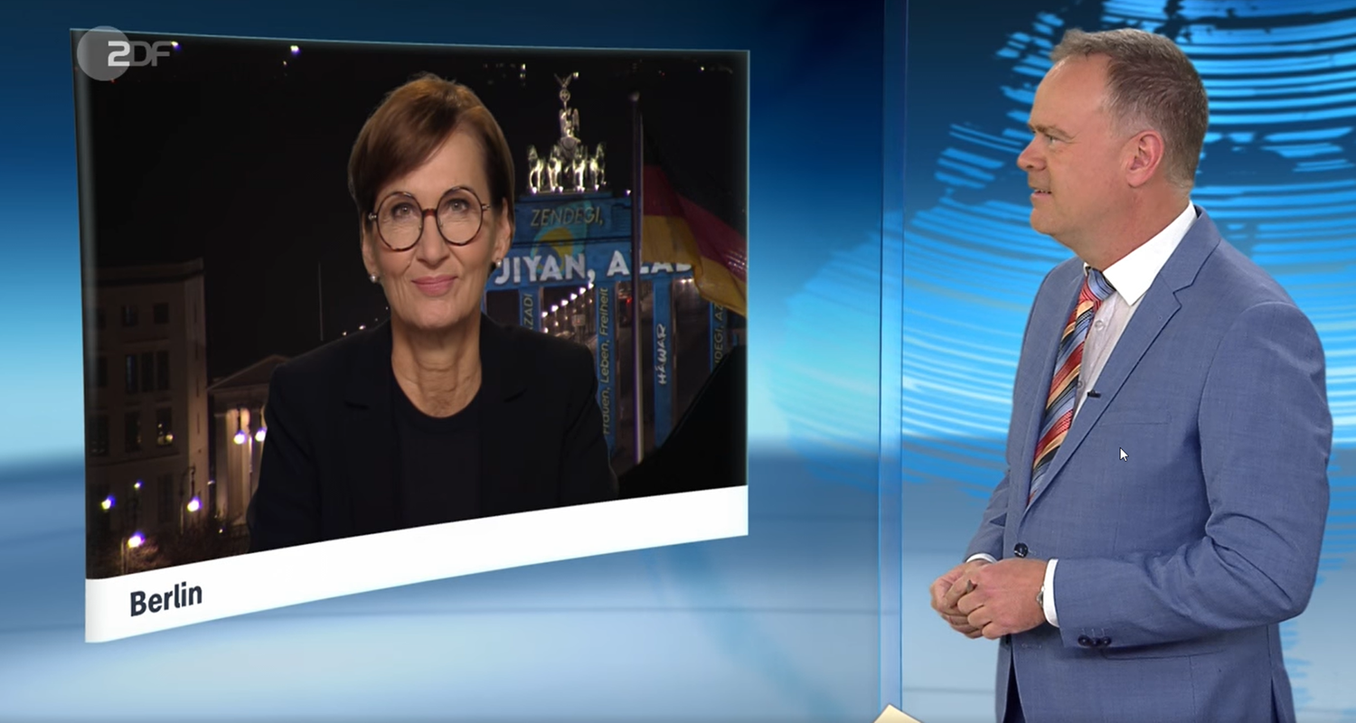 Mainz, 13.12.2022: Christian Sievers spricht mit Bettina Stark-Watzinger.