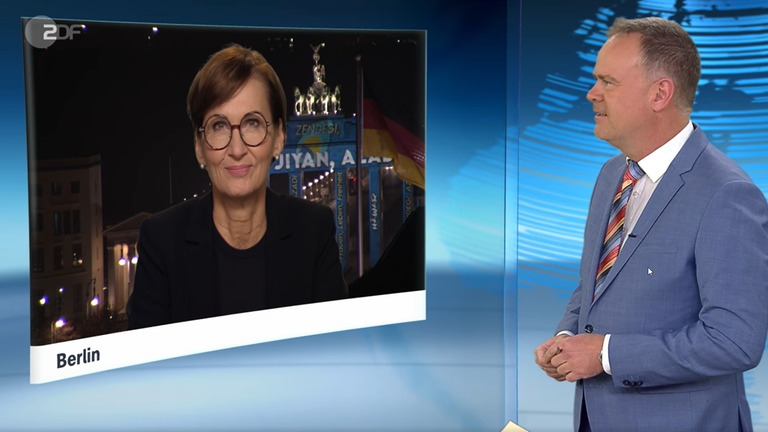 Mainz, 13.12.2022: Christian Sievers spricht mit Bettina Stark-Watzinger.