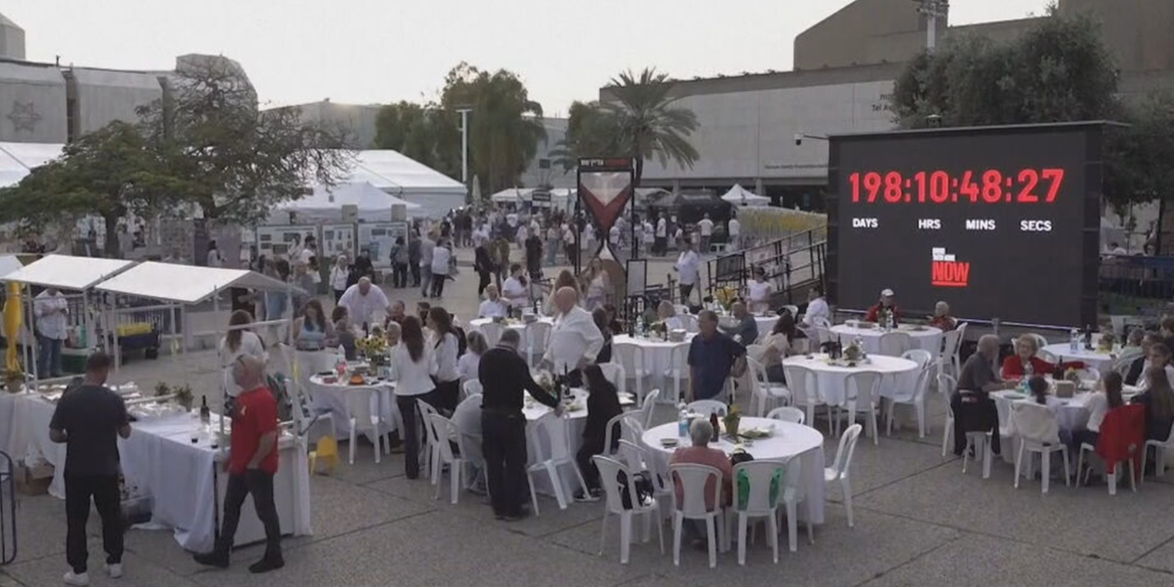In Tel-Aviv kommen Bewohner zusammen, um das Pessach-Fest zu feiern. 
