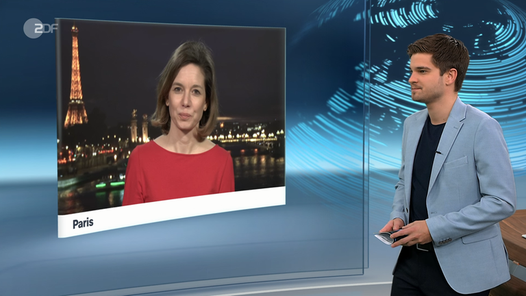 Auf der linken Bildseite ist Anna Arend vor der Pariser Skyline zu erkennen rechts im Studio steht der Morderator Christoph Wiesel