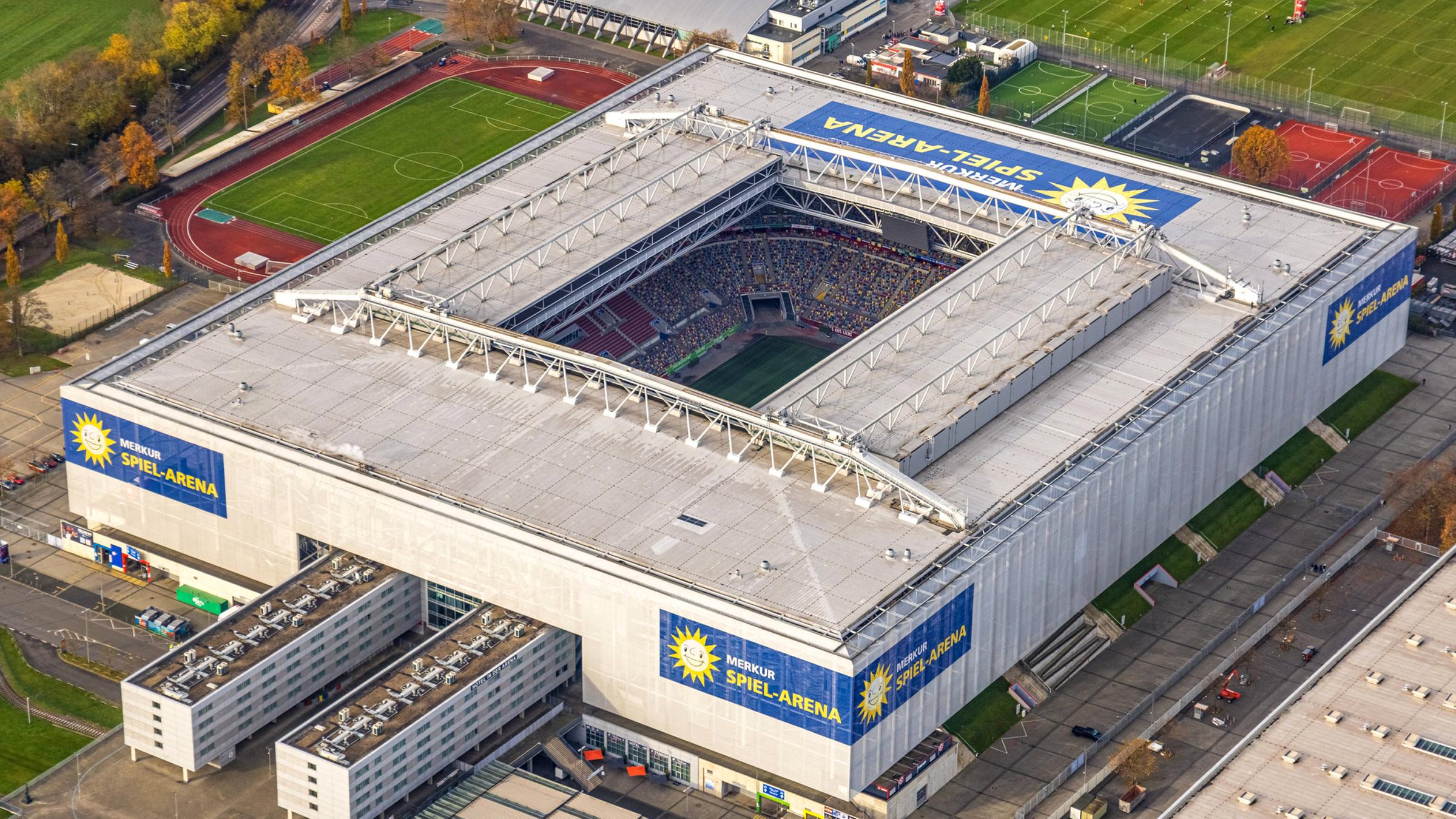 Erster Höhepunkt der Männer-EURO in Deutschland ist das Eröffnungsspiel am 10. Januar 2024 in der Düsseldorfer Fußballarena, deren Dach geschlossen wird.