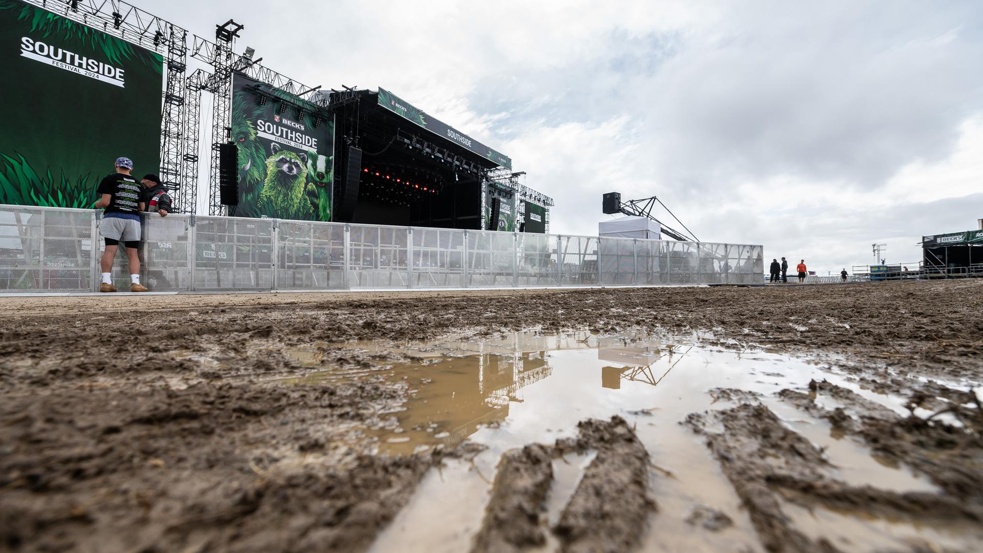 Eine Pfütze und Matsch ist auf dem Gelände des Southside Festivals zu sehen.