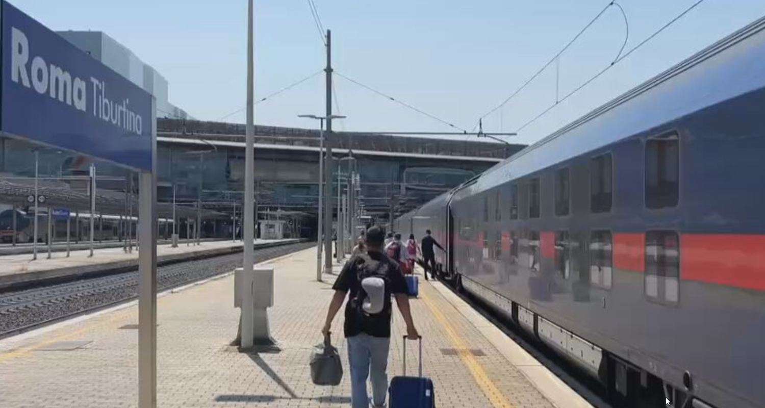 Nachtzug im Bahnhof in Rom 