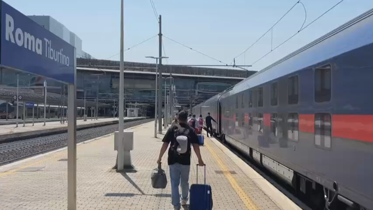 Nachtzug im Bahnhof in Rom 