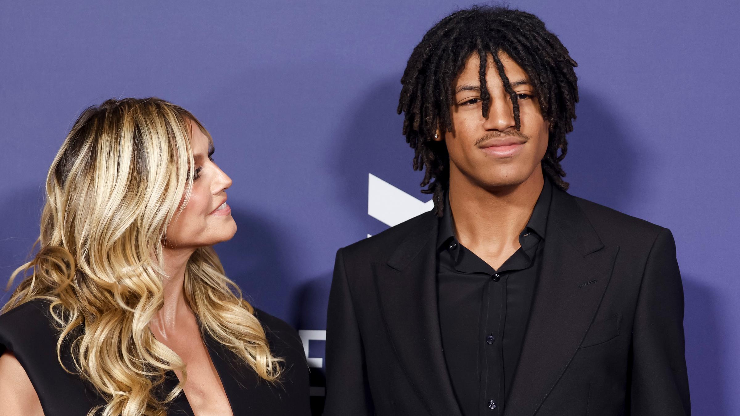 2025 American Music Awards, Model Heidi Klum (L) und ihr Sohn Henry Samuel