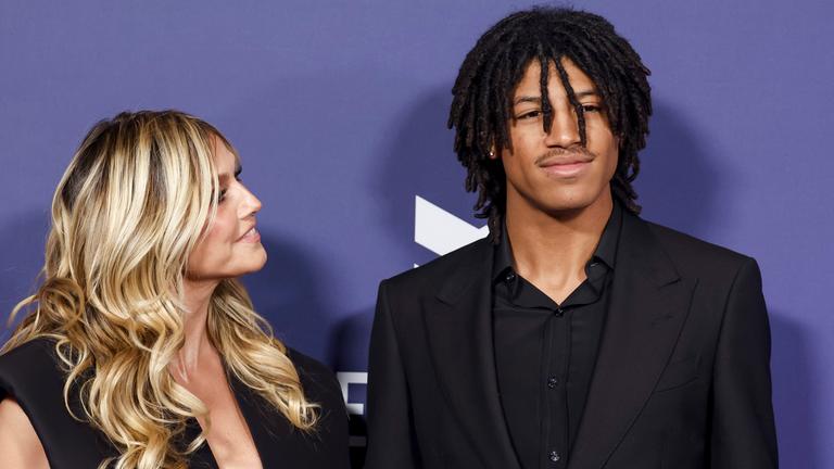 2025 American Music Awards, Model Heidi Klum (L) und ihr Sohn Henry Samuel