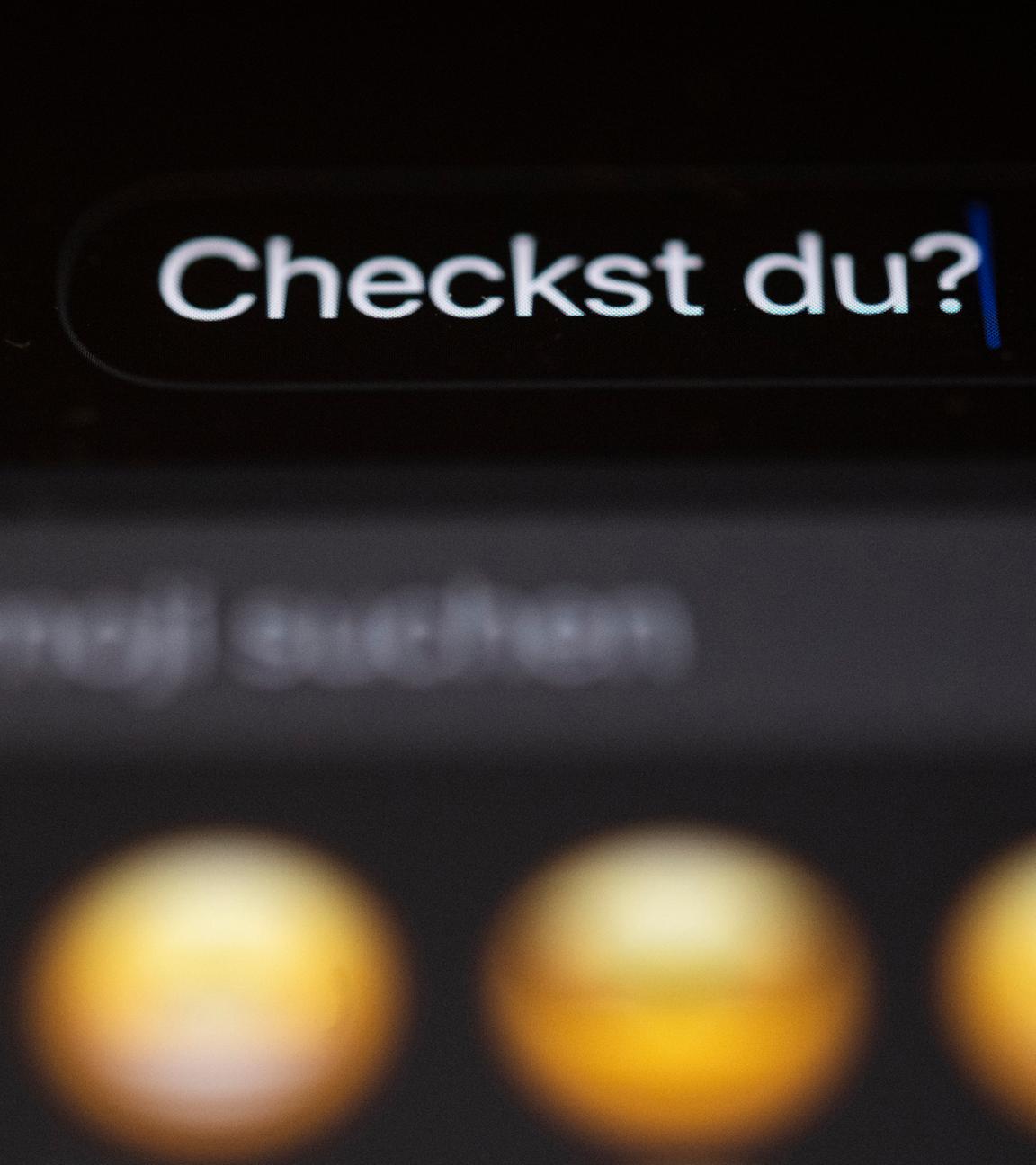 28.07.2025, Baden-Württemberg, Stuttgart: Die Worte «Checkst du?» sind auf einem Smartphone zu sehen. 