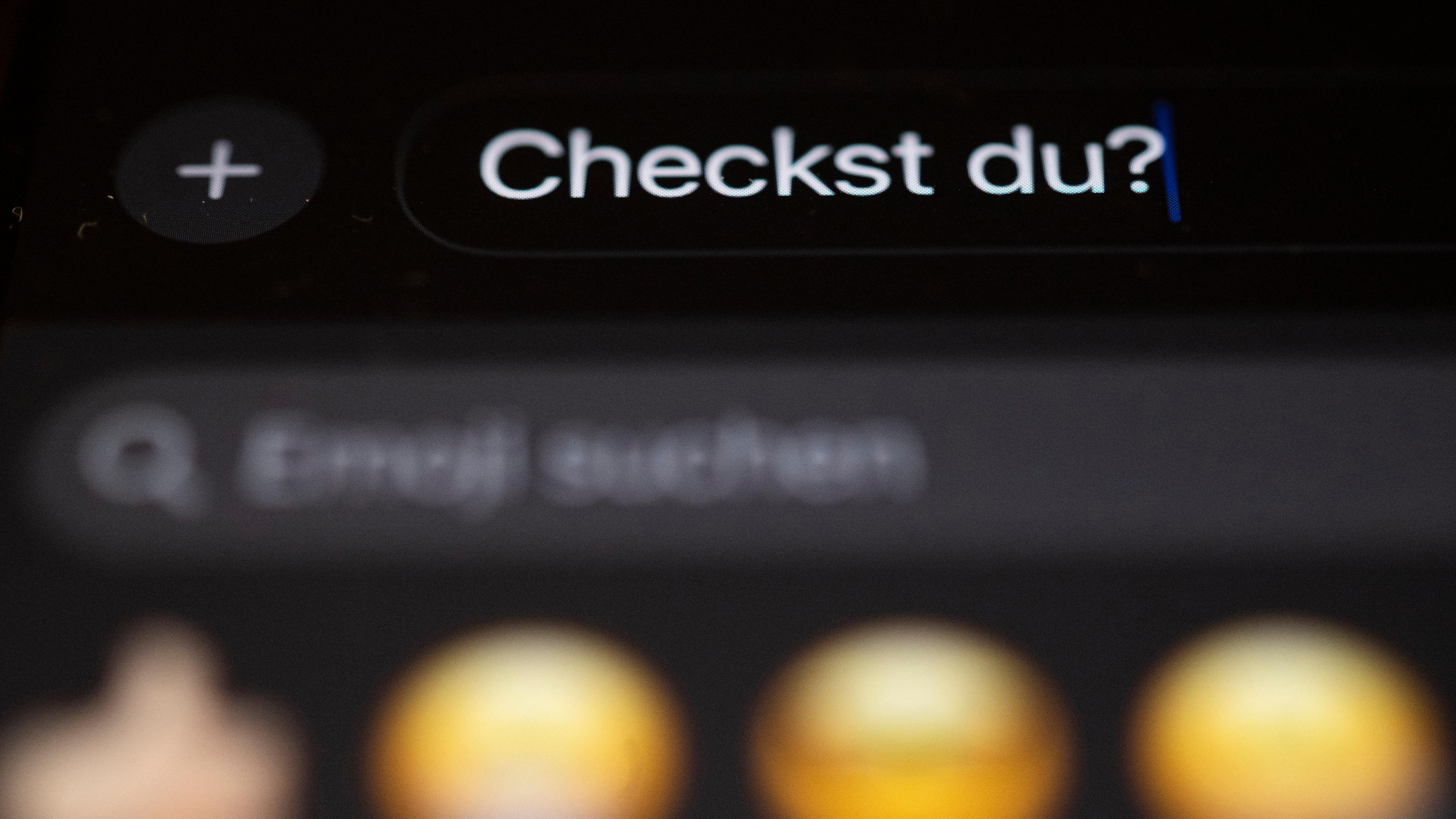 28.07.2025, Baden-Württemberg, Stuttgart: Die Worte «Checkst du?» sind auf einem Smartphone zu sehen. 