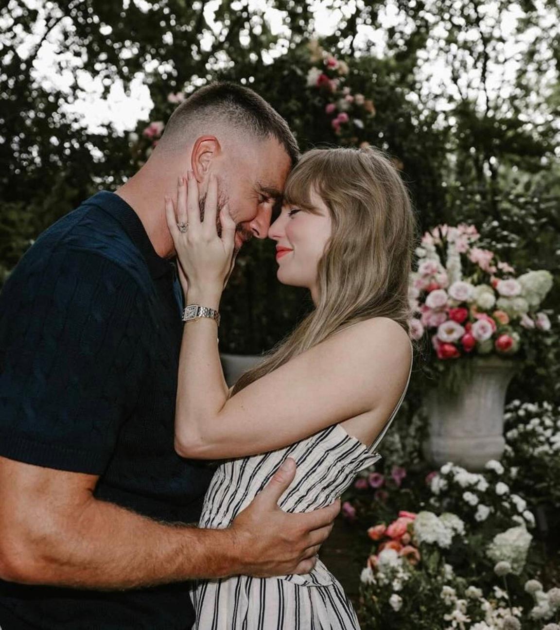 "Das Jahr der Stars 2025": Travis Kelce und Taylor Swift stehen sich im Garten vor einem Blumenbeet nah gegenüber. Sie haben die Stirn aneinander gelegt, Taylor Swift hält den Kopf von Travis Kelce, dieser hält Taylor Swift in der Taille.