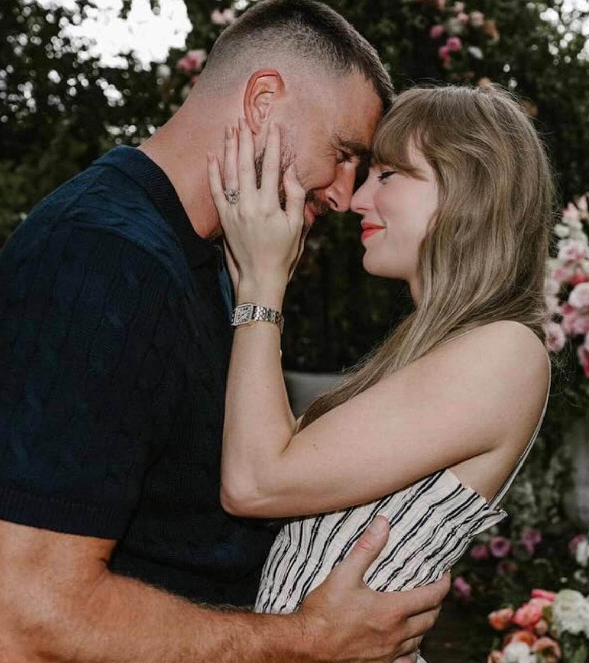"Das Jahr der Stars 2025": Travis Kelce und Taylor Swift stehen sich im Garten vor einem Blumenbeet nah gegenüber. Sie haben die Stirn aneinander gelegt, Taylor Swift hält den Kopf von Travis Kelce, dieser hält Taylor Swift in der Taille.