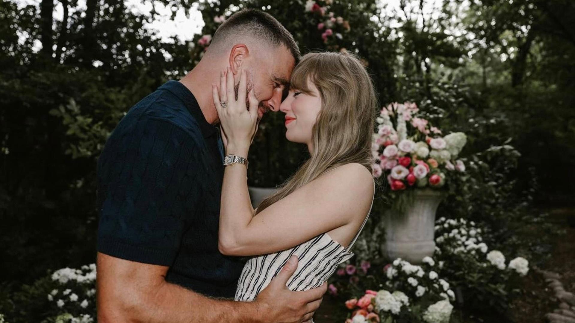 "Das Jahr der Stars 2025": Travis Kelce und Taylor Swift stehen sich im Garten vor einem Blumenbeet nah gegenüber. Sie haben die Stirn aneinander gelegt, Taylor Swift hält den Kopf von Travis Kelce, dieser hält Taylor Swift in der Taille.