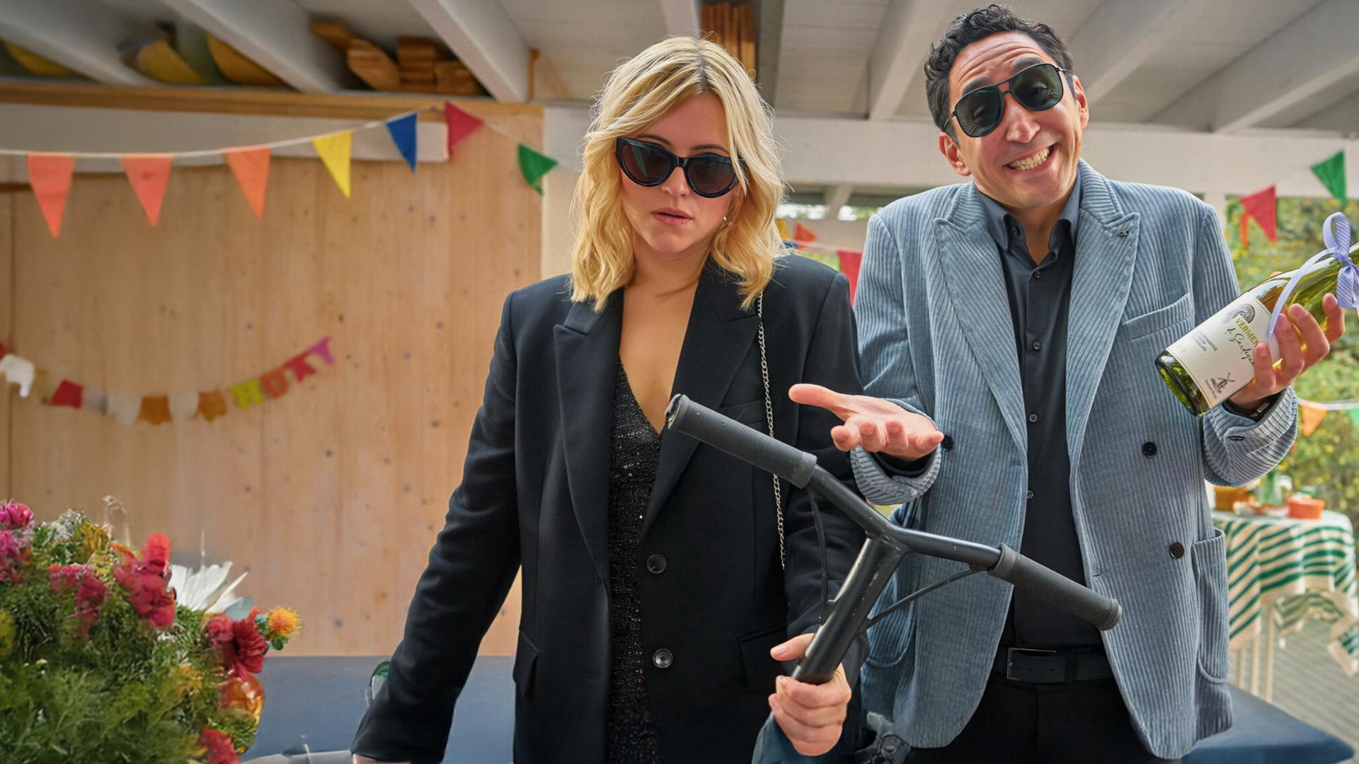 "Die Kinderschwindlerin": Nina (Laura Storz, l.), hat überhaupt keine Lust, auf die kinderreiche Geburtstagsparty ihrer Schwester zu gehen. Ihr Freund Sammy (Ekrem Bora, aka Eko Fresh, r.) sieht das entspannter