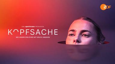 "Kopfsache - Wie unsere DFB-Stars mit Druck umgehen": Montage: Auf einem grafisch gestalteten Farbverlauf schaut der Kopf von Fußball-Nationalspielerin Laura Freigang aus einem Loch. Neben ihr ist ein Schriftzug mit dem Sendungstitel zu sehen.