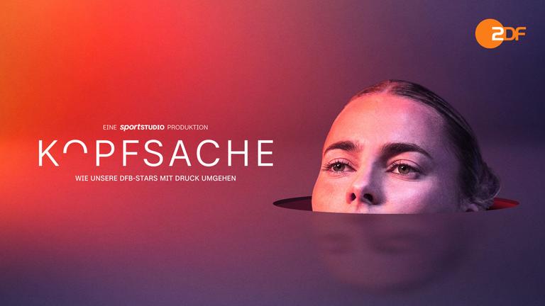 "Kopfsache - Wie unsere DFB-Stars mit Druck umgehen": Montage: Auf einem grafisch gestalteten Farbverlauf schaut der Kopf von Fußball-Nationalspielerin Laura Freigang aus einem Loch. Neben ihr ist ein Schriftzug mit dem Sendungstitel zu sehen.
